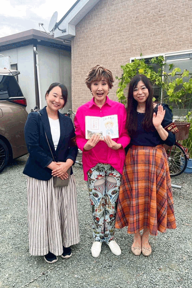 小林幸子さん幸せプロジェクト立浪部屋ちゃんこ鍋交流会にて、幸子さんの似顔絵入りのもちなおみ著書『あっちにもこっちにもこども食堂』進呈